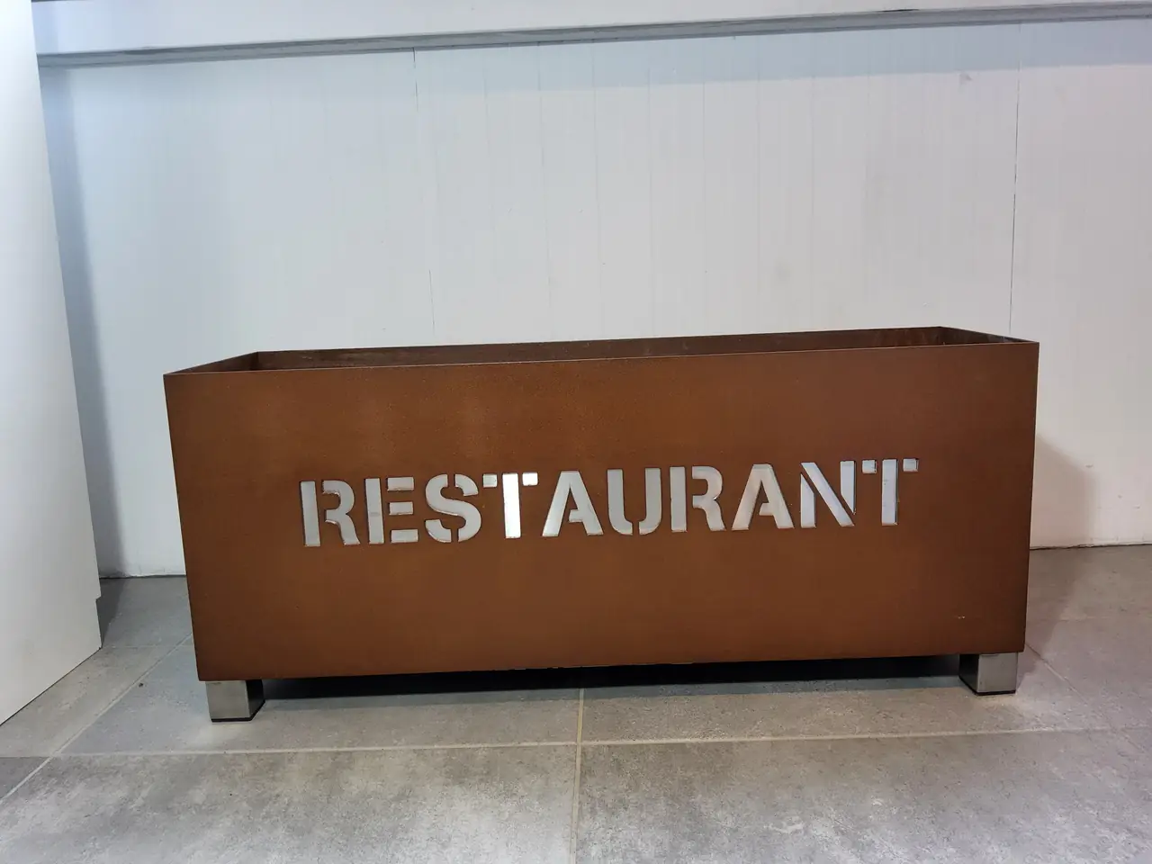 Jardinière en acier corten découpée « Restaurant »