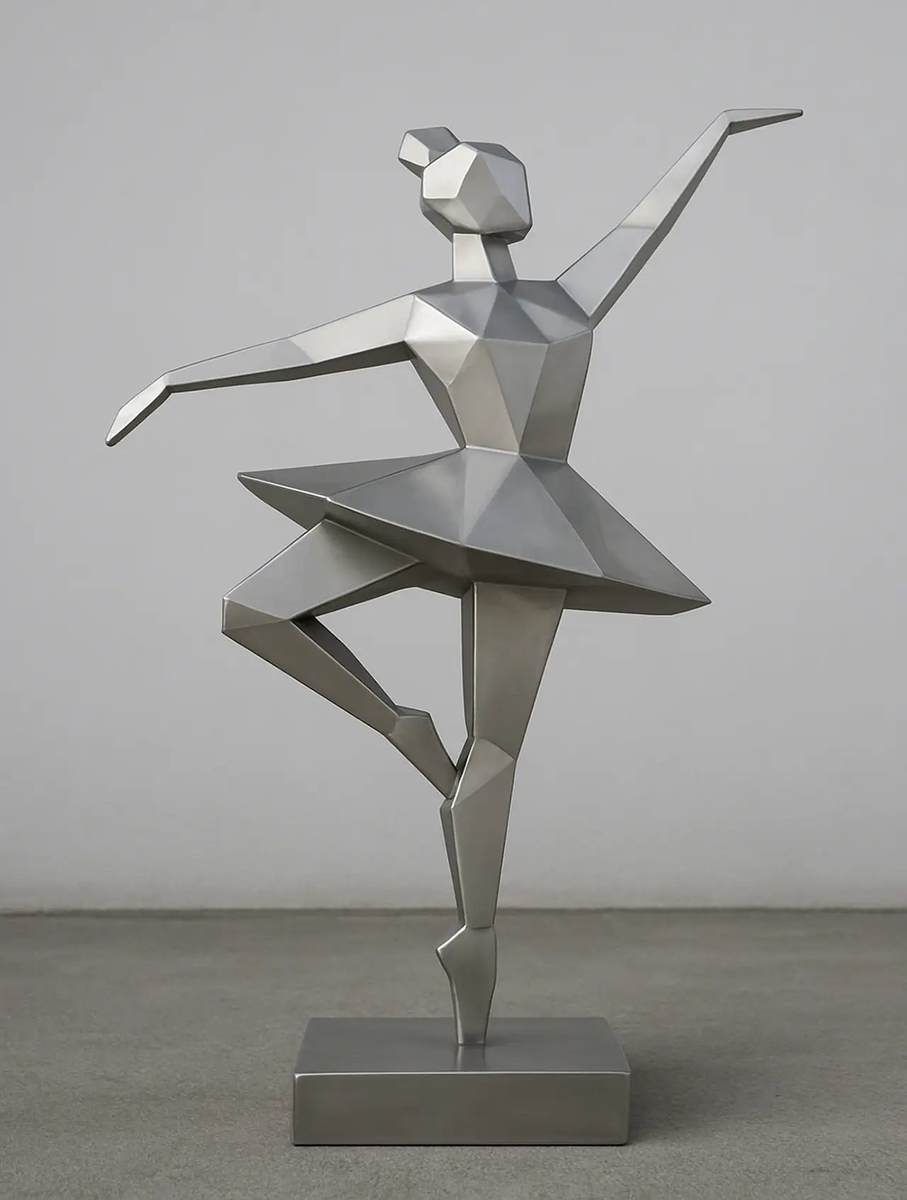 Sculpture polygonale de danseuse