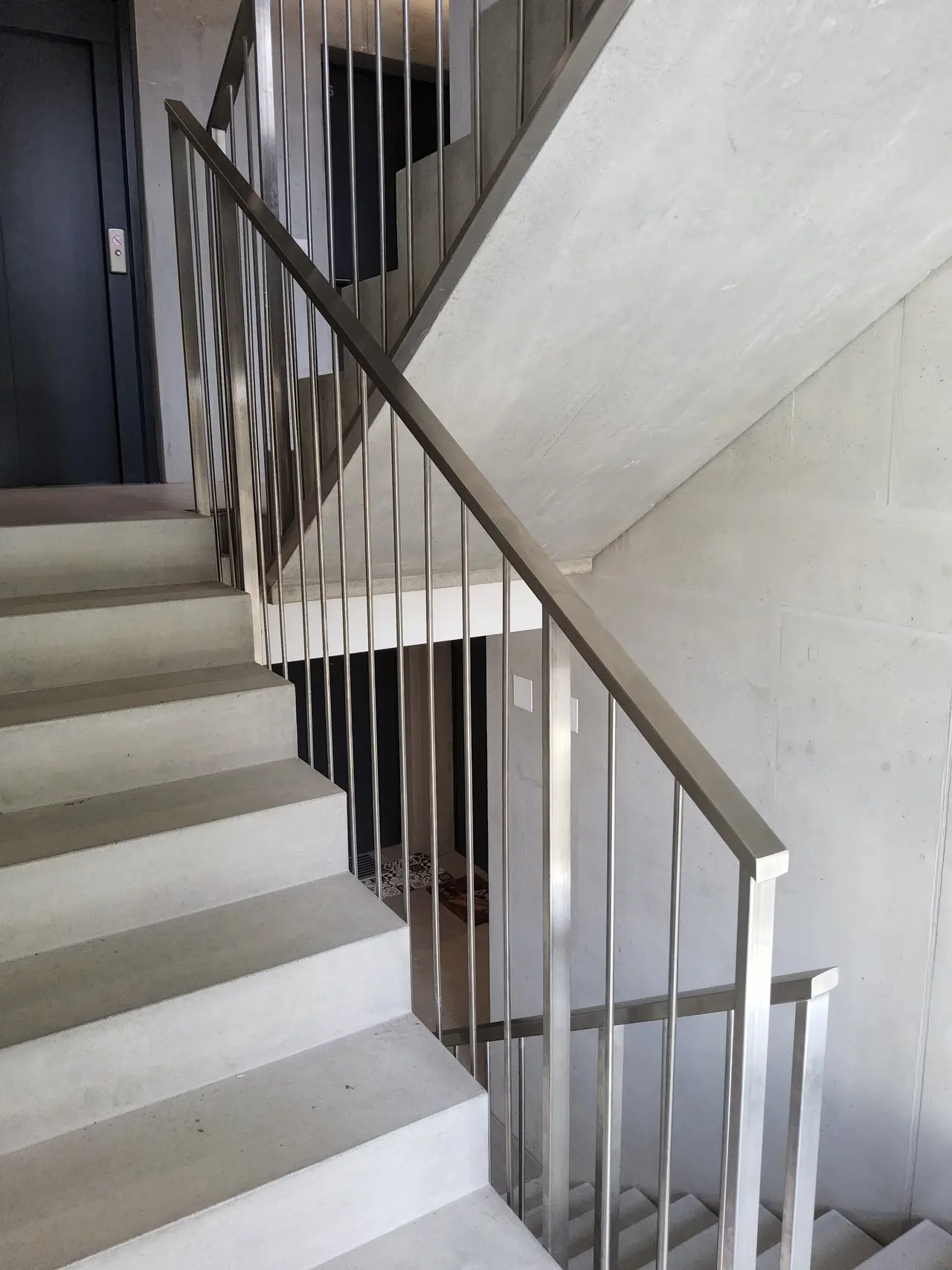 Garde-corps à barreaux dans une cage d'escalier