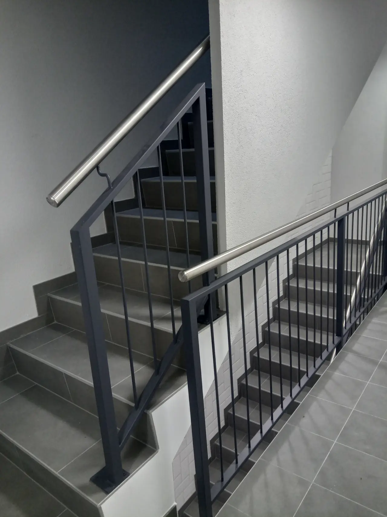 Garde-corps anthracite dans une cage d'escalier