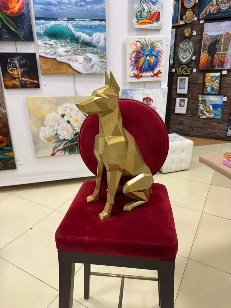 Sculpture de chien polygonale dorée