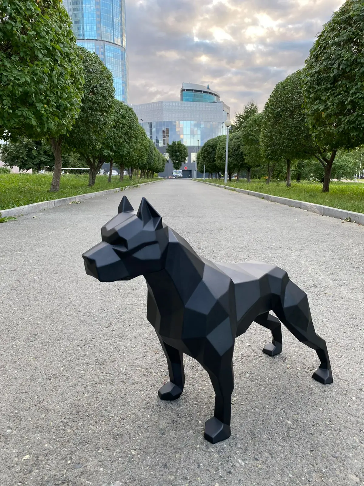 Sculpture de chien polygonale noire