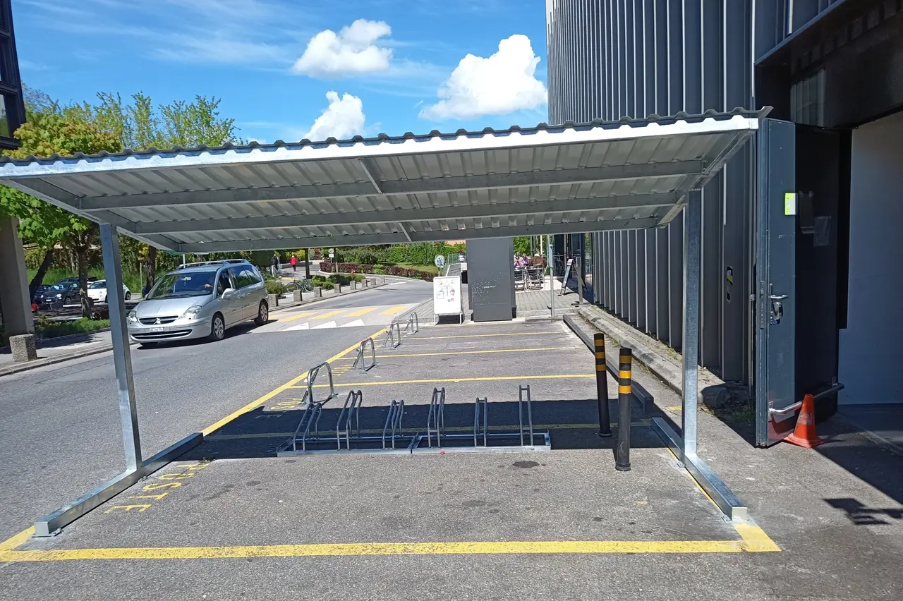 Couvert à voitures à structure métallique