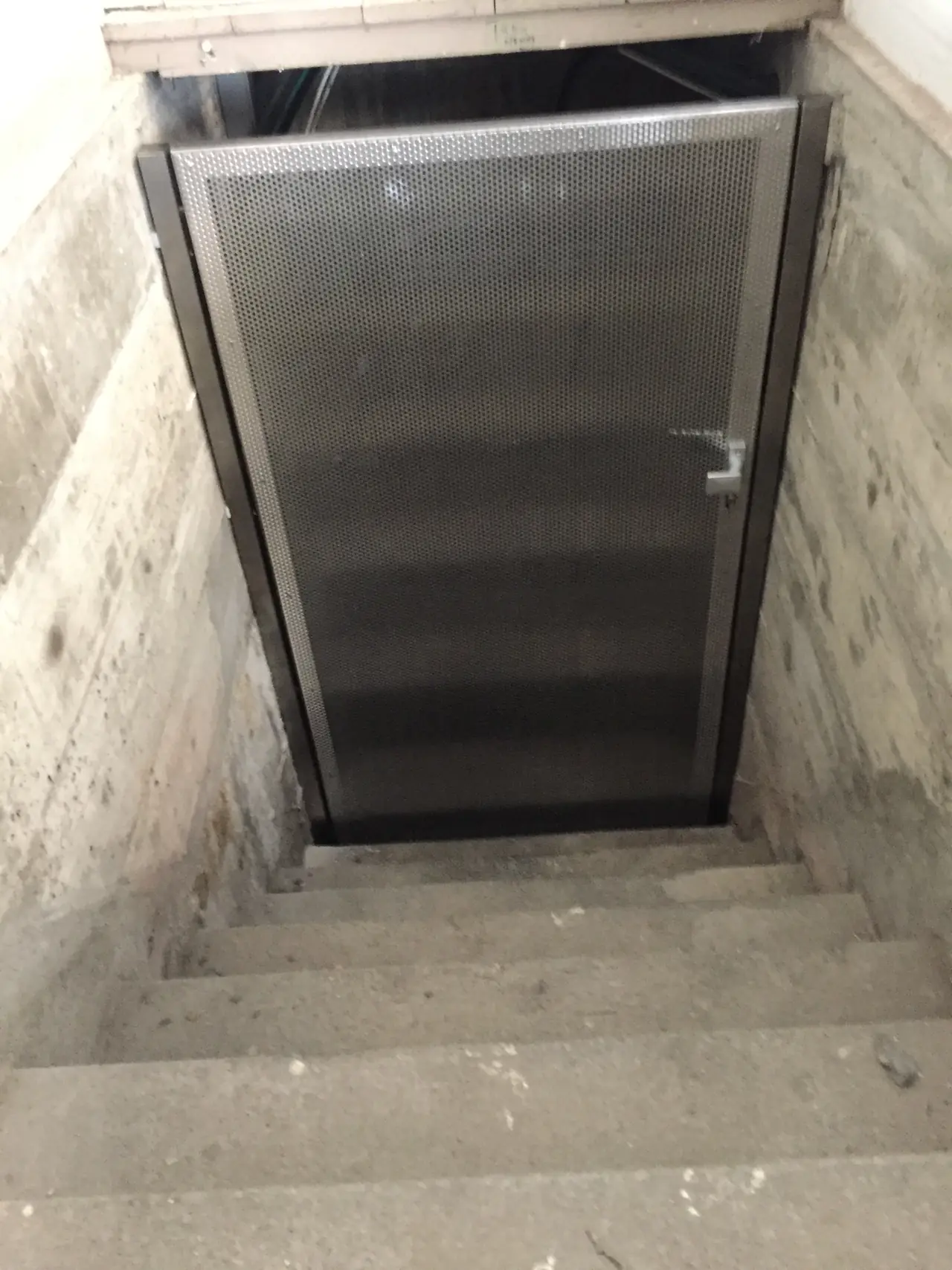 Accès de cave avec porte métallique