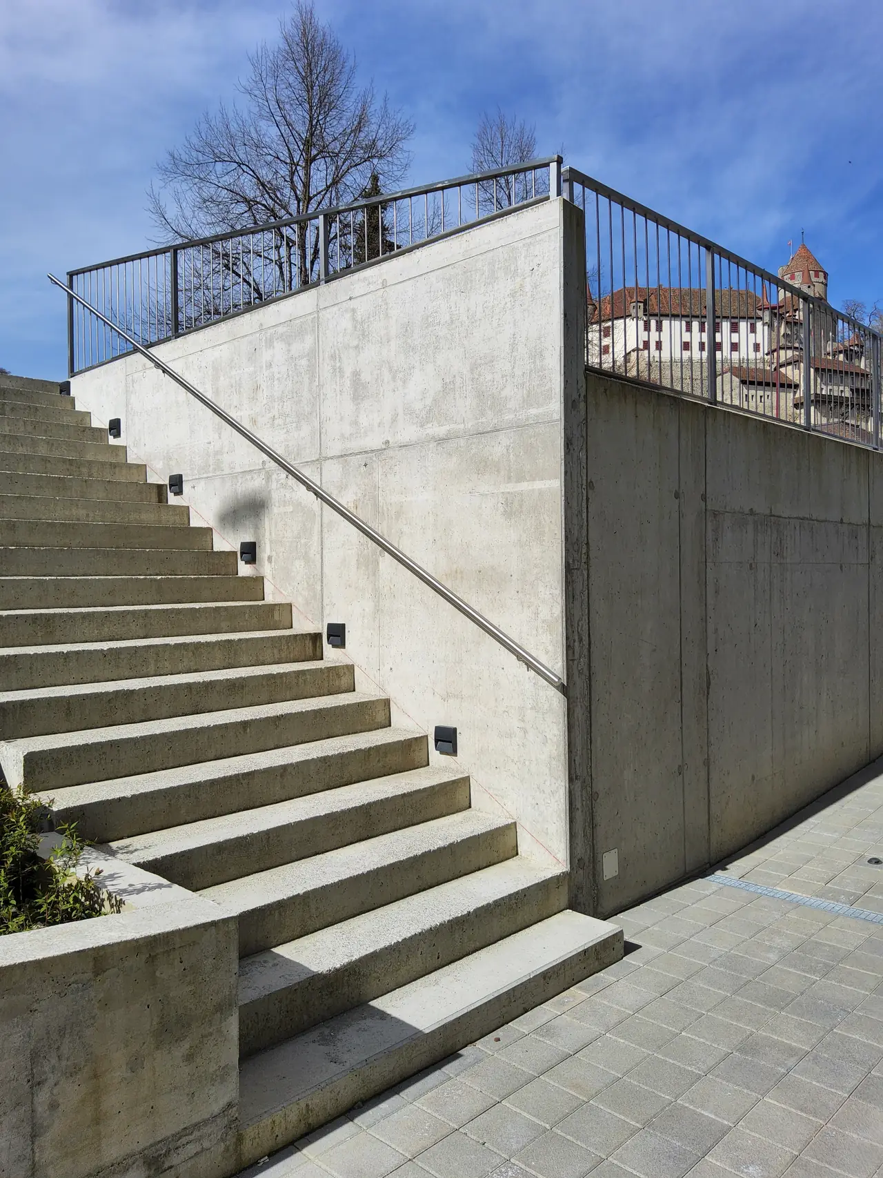 Escalier extérieur en béton avec garde-corps