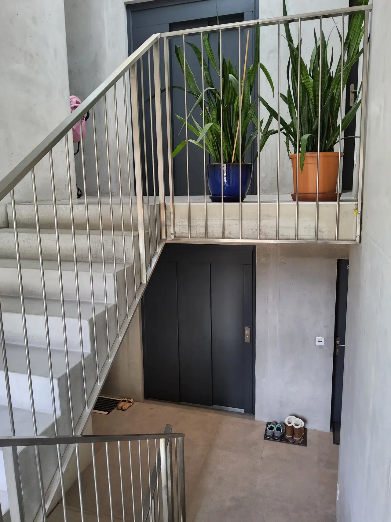 Escalier extérieur avec garde-corps en inox