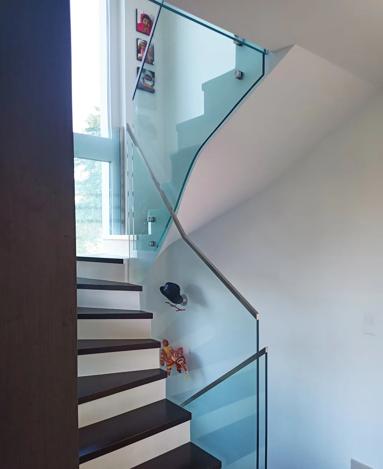 Escalier avec garde-corps en verre feuilleté