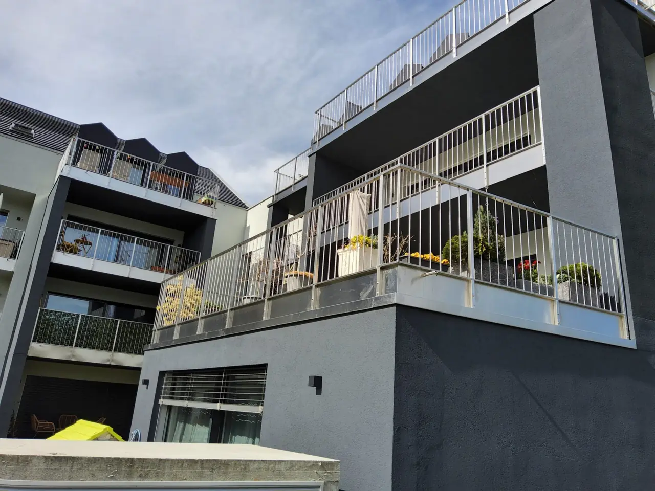 Balcons d'immeuble équipés de garde-corps métalliques