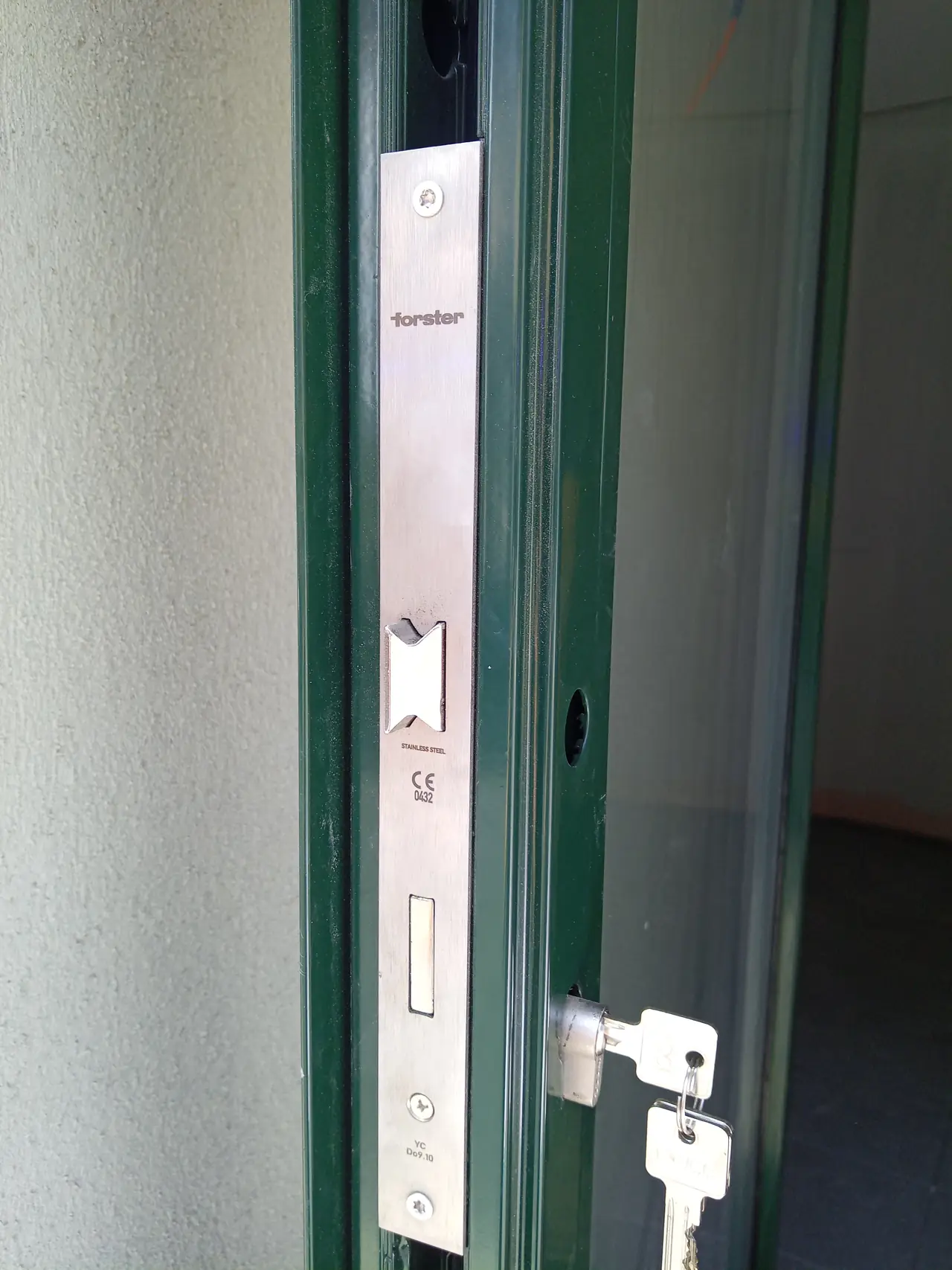 Gâche électrique installée sur un dormant