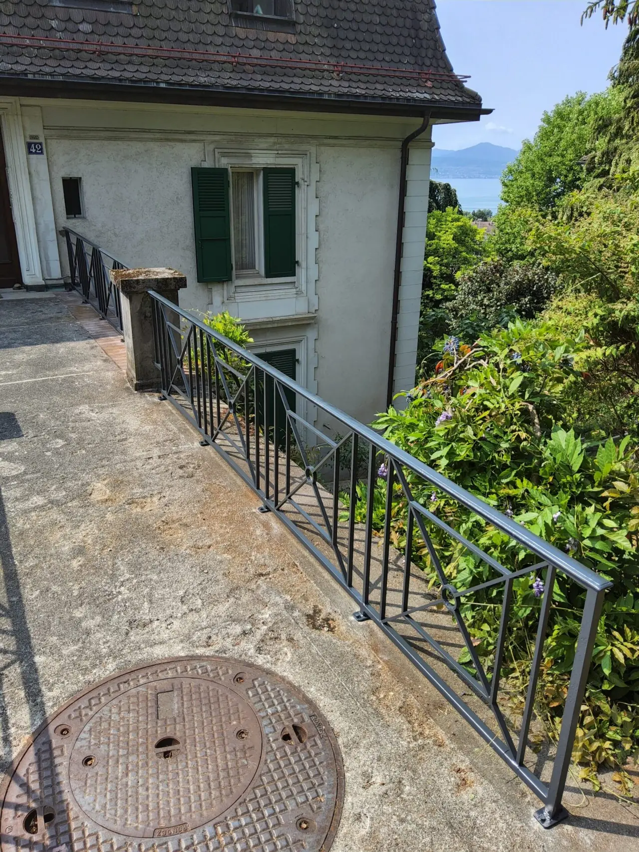 Garde-corps métallique le long d'une terrasse