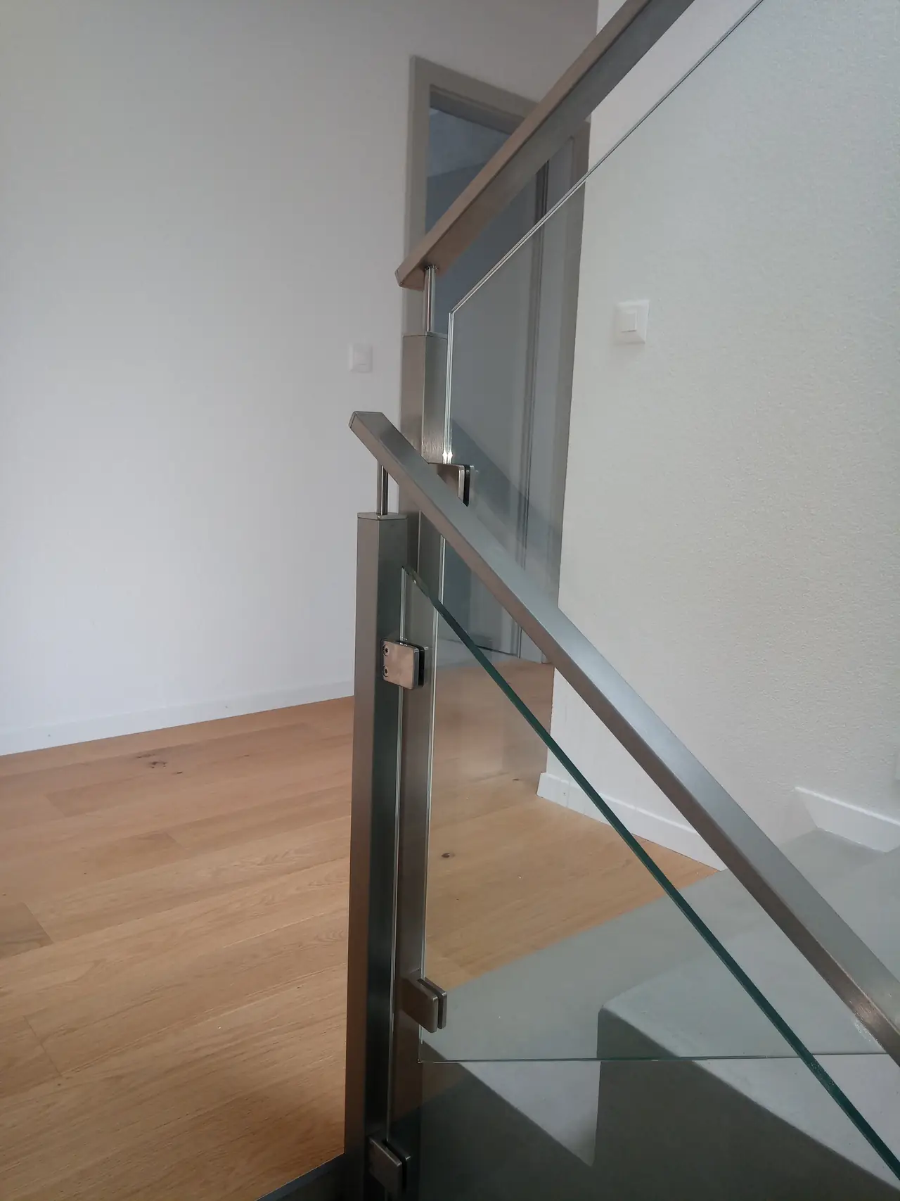 Garde-corps en verre le long d'un escalier intérieur