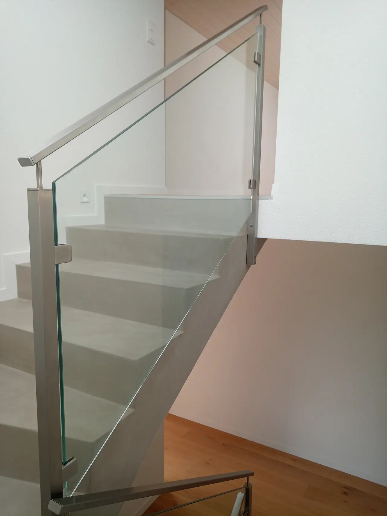 Garde-corps en verre avec main courante en inox