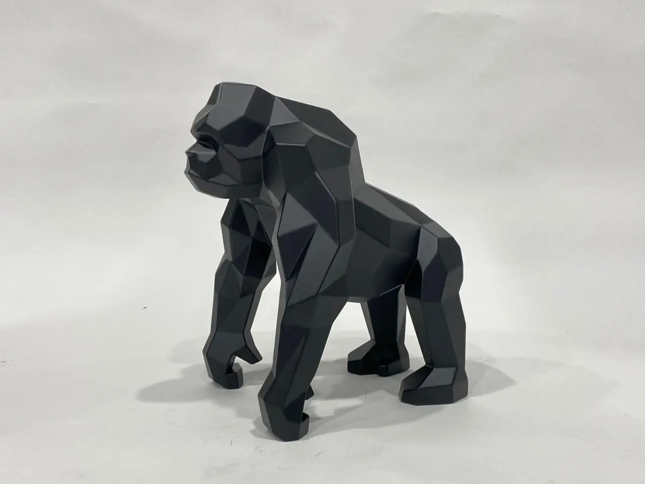 Sculpture de gorille polygonale noire