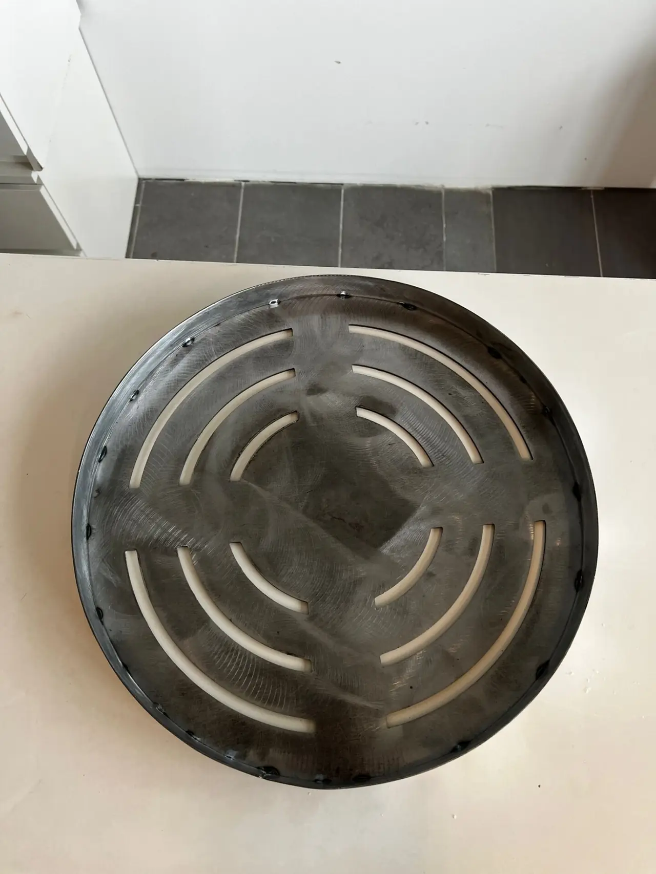 Grille ronde découpée dans une tôle