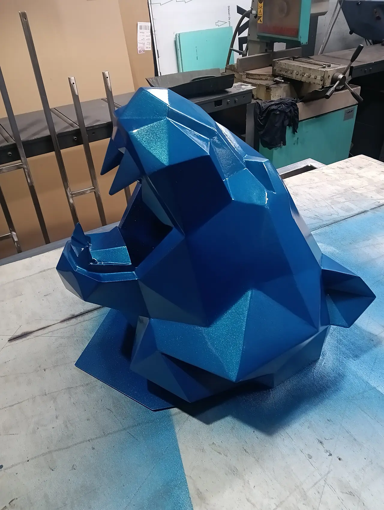 Sculpture polygonale laquée bleu