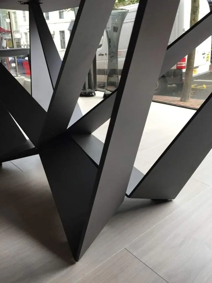 Piètement de table en acier découpé