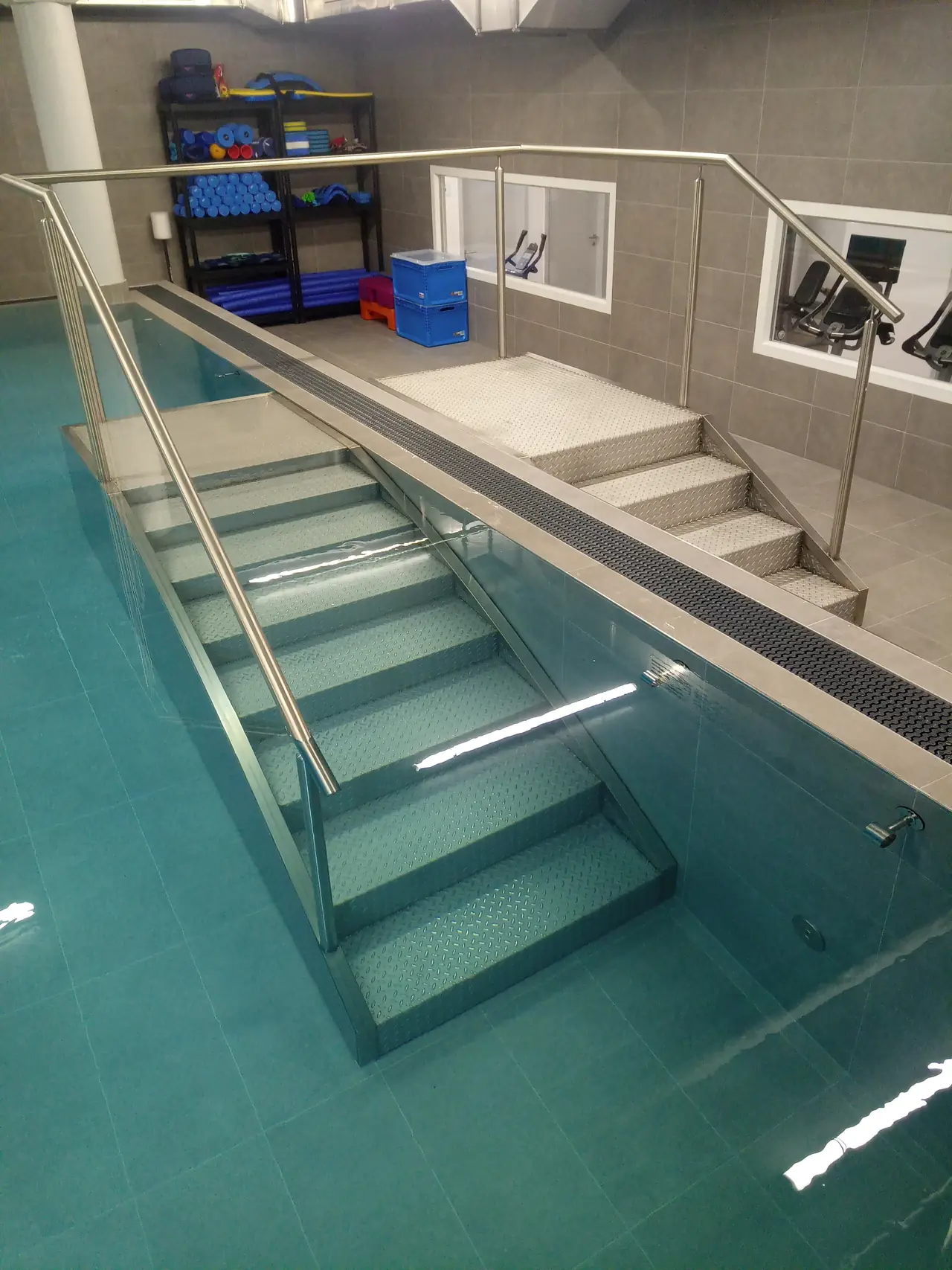 Escalier et mains courantes en inox dans un bassin