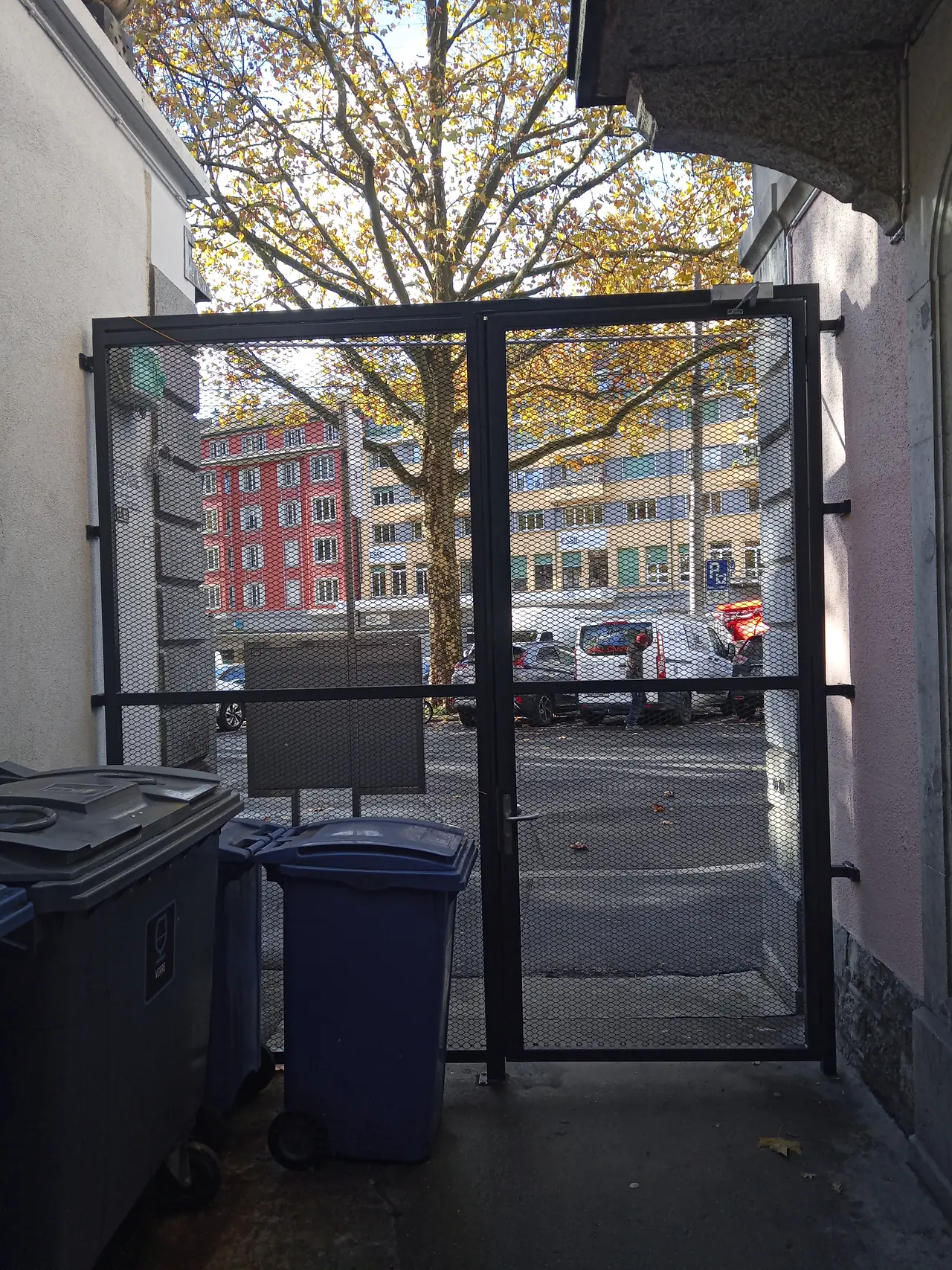 Portail d'un local à conteneurs