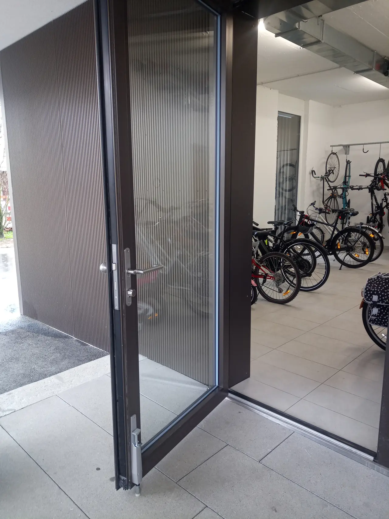 Porte vitrée d'un local à vélos