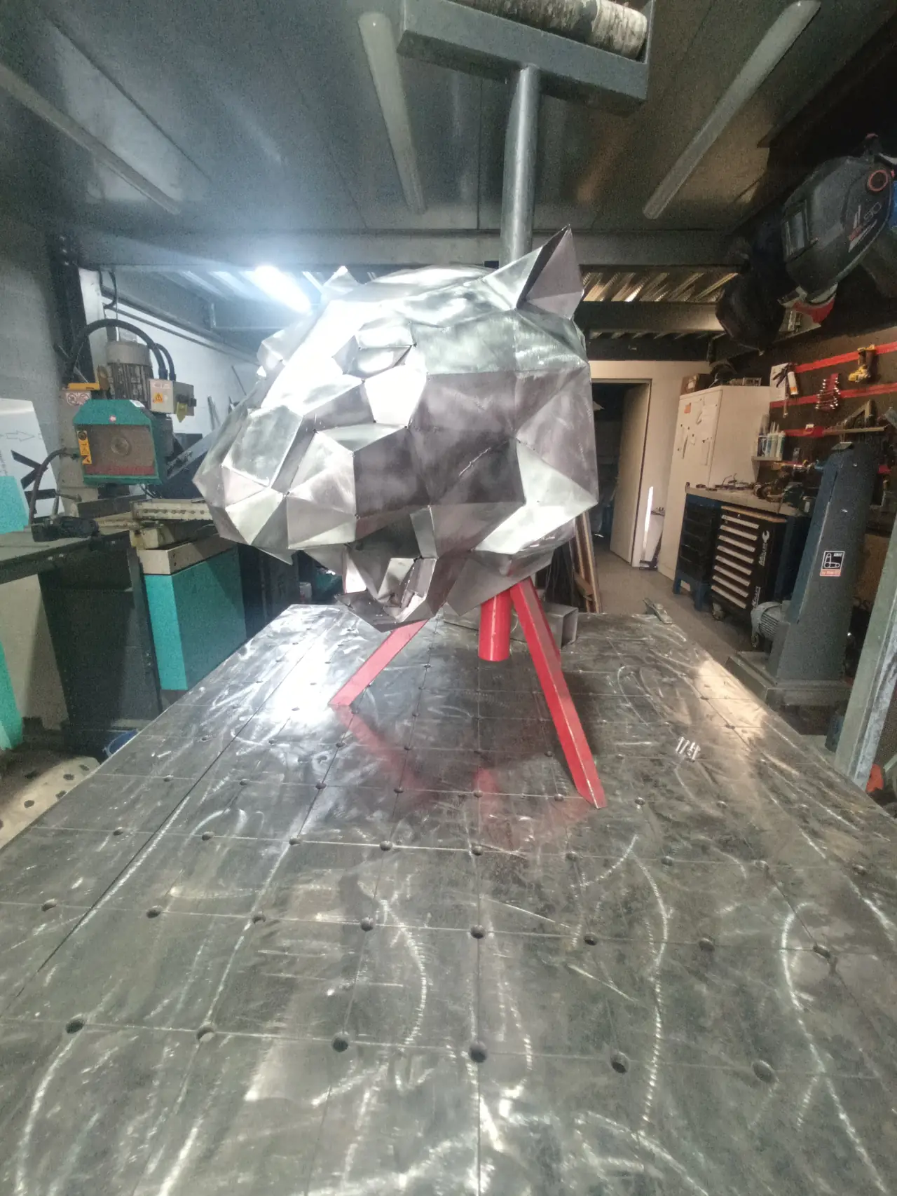 Sculpture polygonale en cours de fabrication