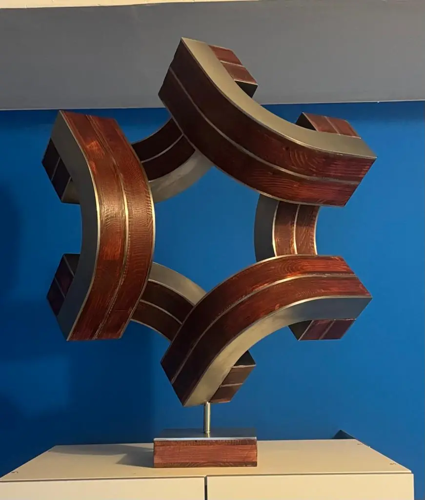 Sculpture en acier et bois sur socle