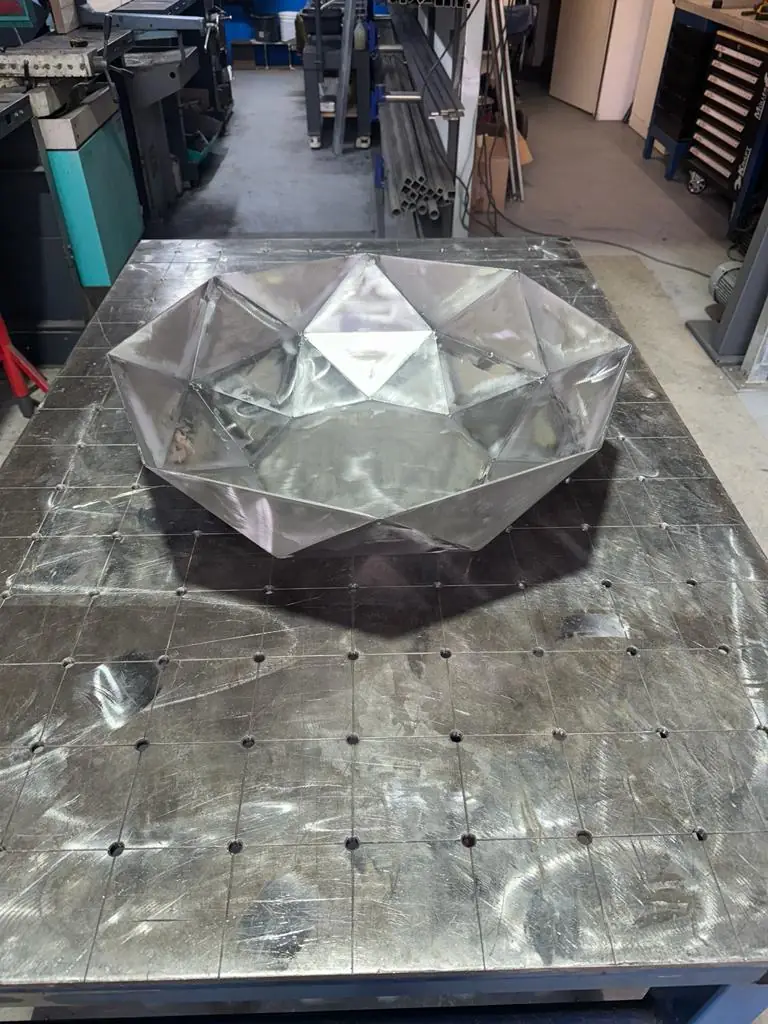Pièce polygonale en acier sur la table de travail