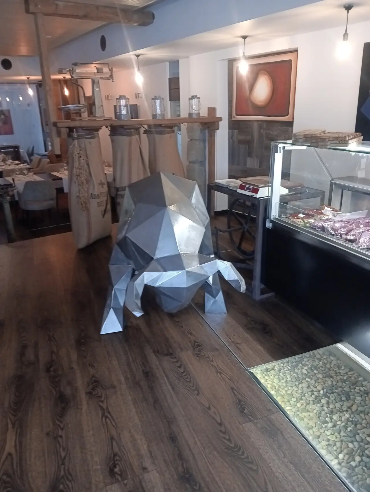 Sculpture polygonale dans un restaurant