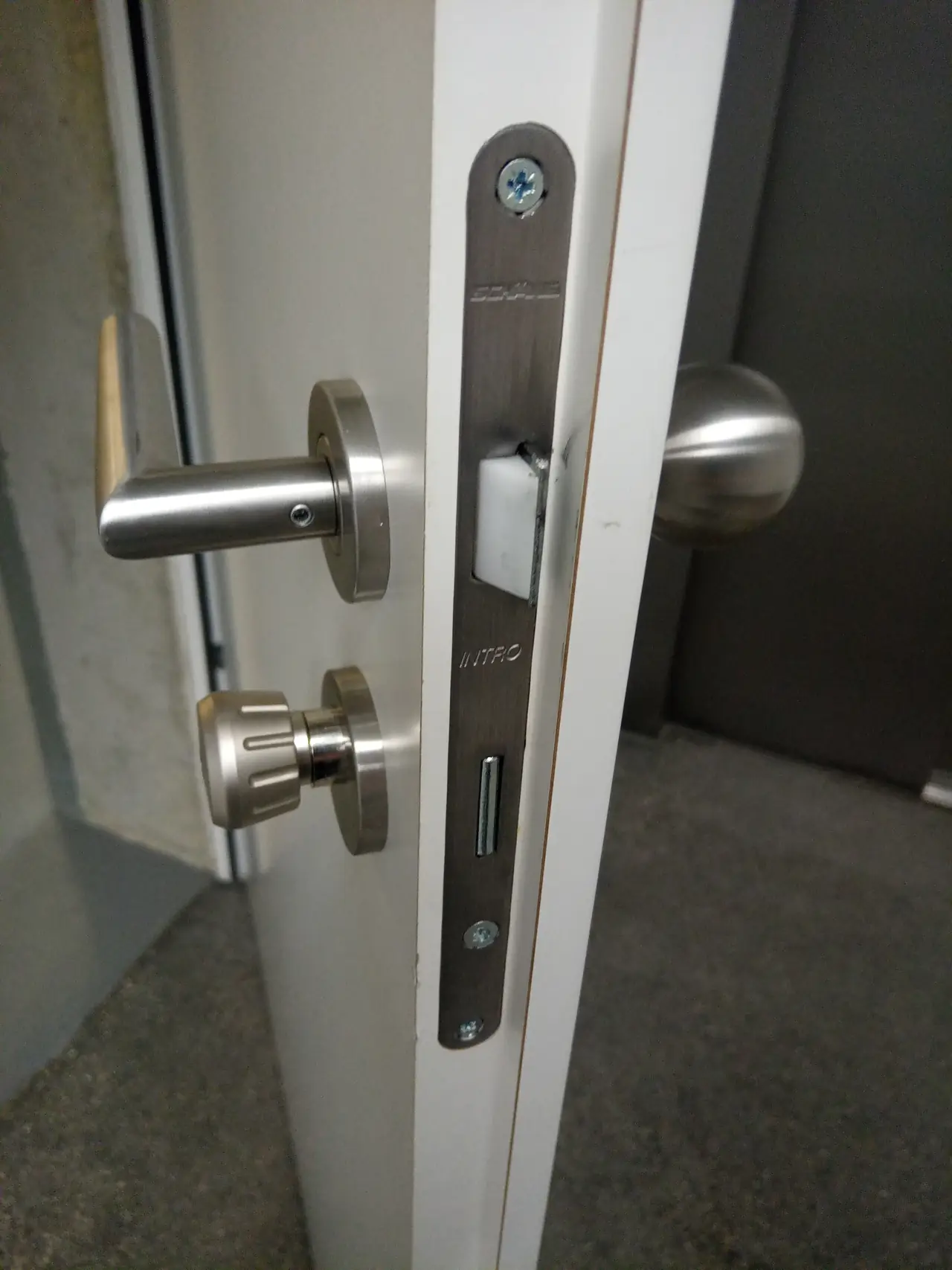 Serrure et poignée remplacées sur une porte
