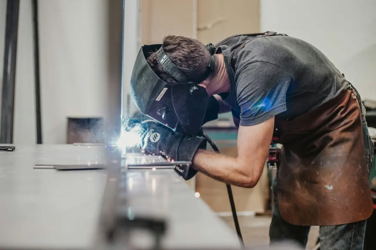 Soudeur de l'atelier au travail