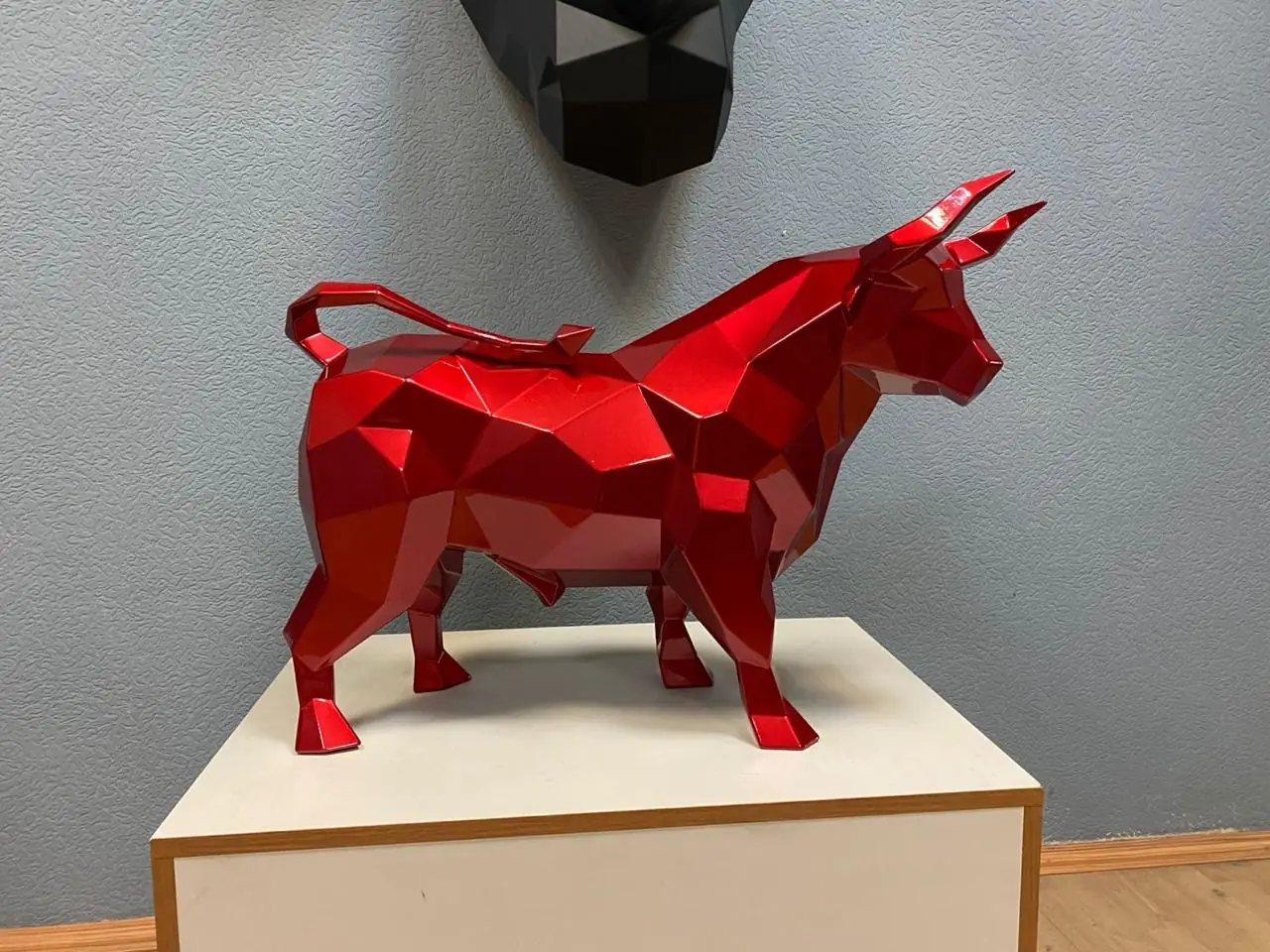 Sculpture de taureau polygonale rouge