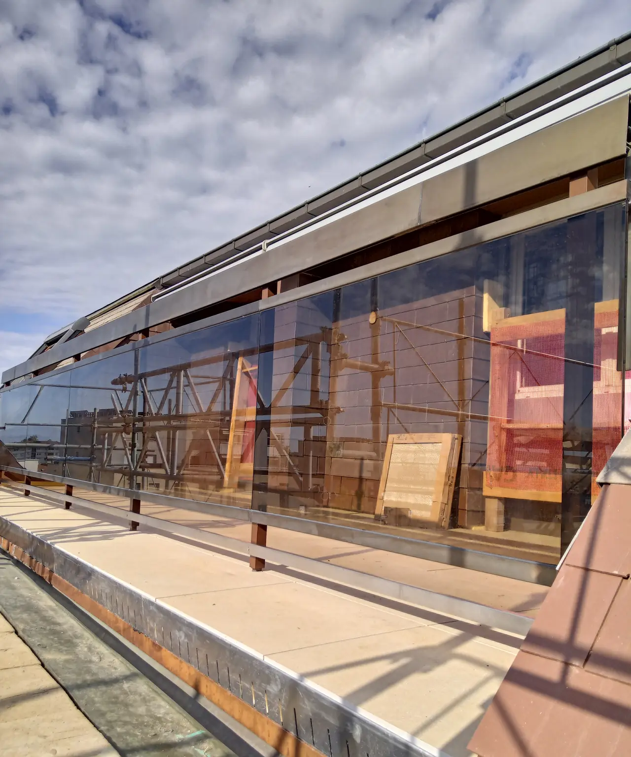 Garde-corps en verre sur une toiture terrasse